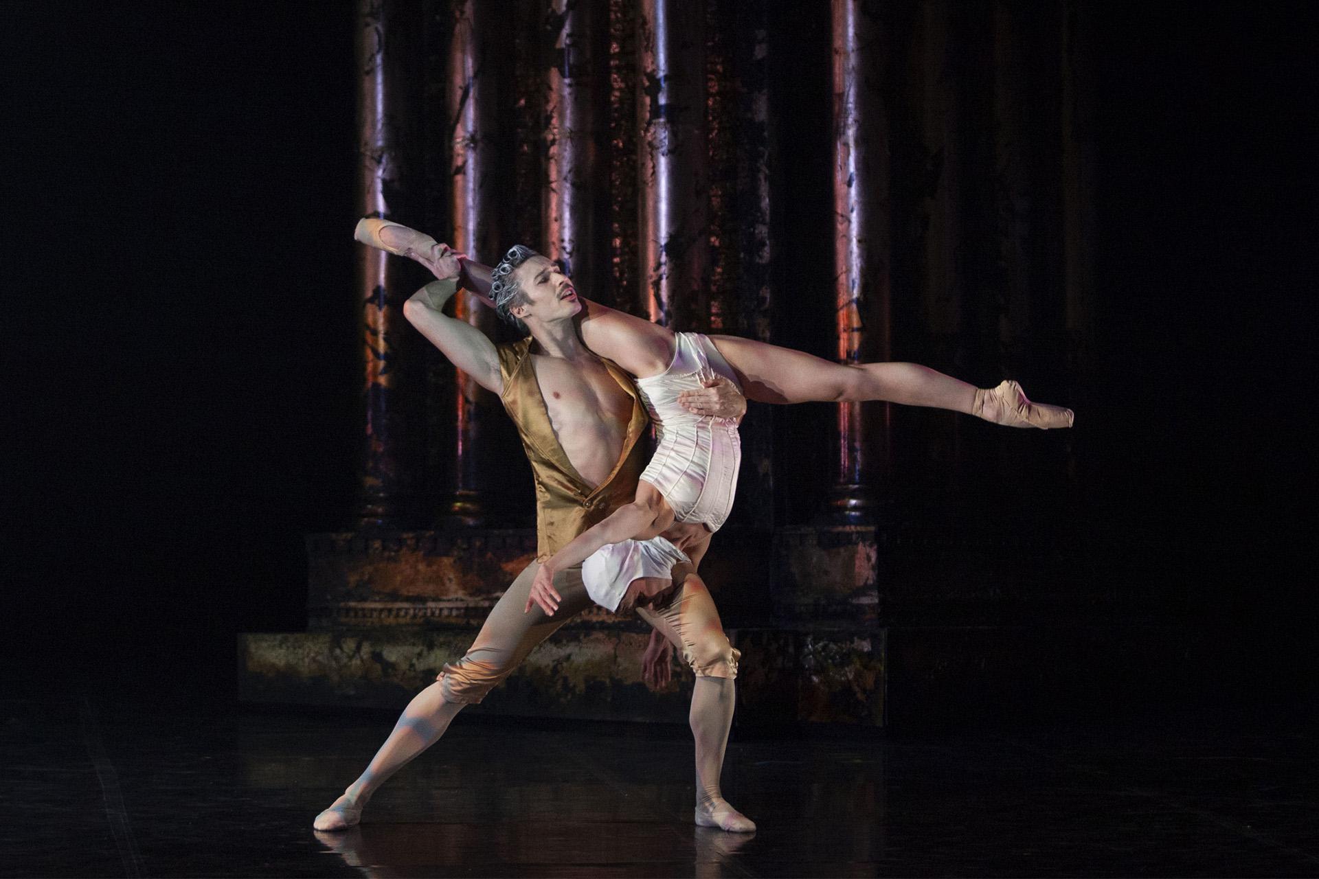 M.M. is lifted by Casanova while she is doing the splits
